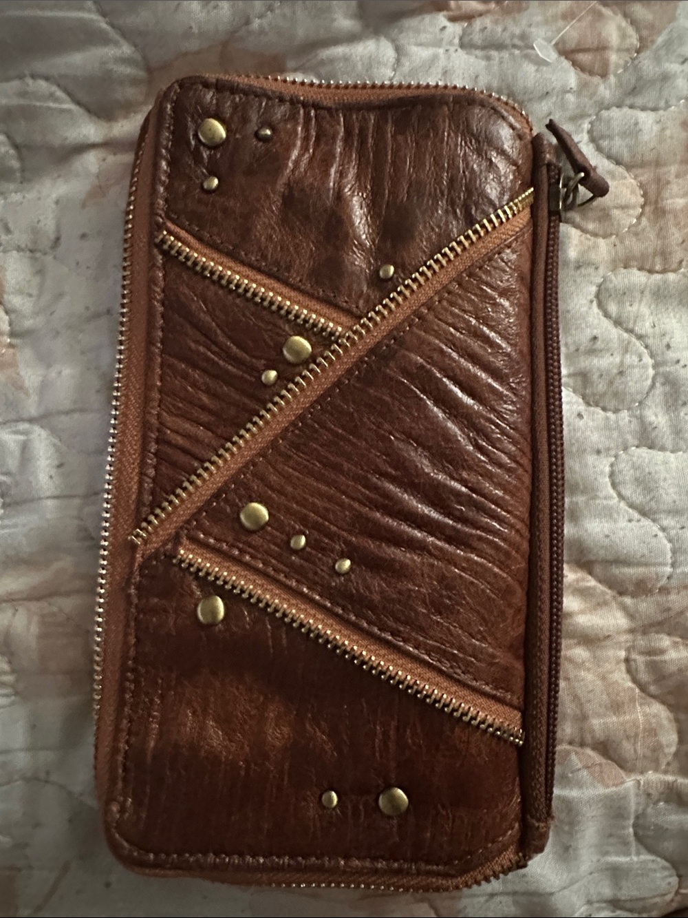 ROLFS.   Leather Zip Wallet with Stud and Diagonal Zipper Detail